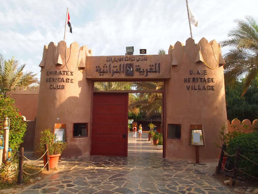 Abu Dhabi: City Tour and Desert Safari Package - Dinner and desert entertainment