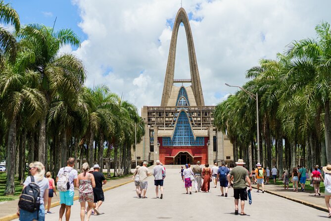 City Tour & Half-Day Safari Experiences - Sampling tropical fruit and eating local food