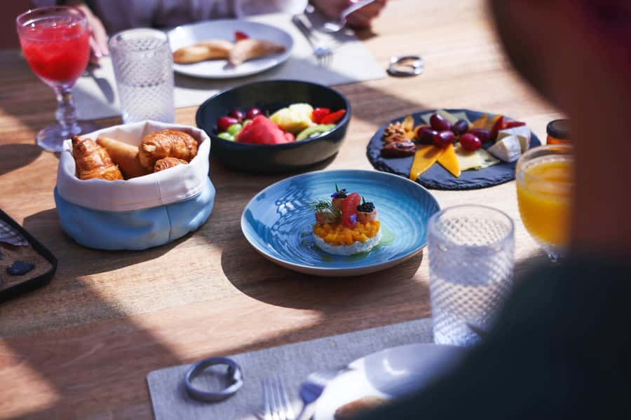Dubai: Conservation Drive & Platinum Breakfast - The oasis, camel ride, and desert lake