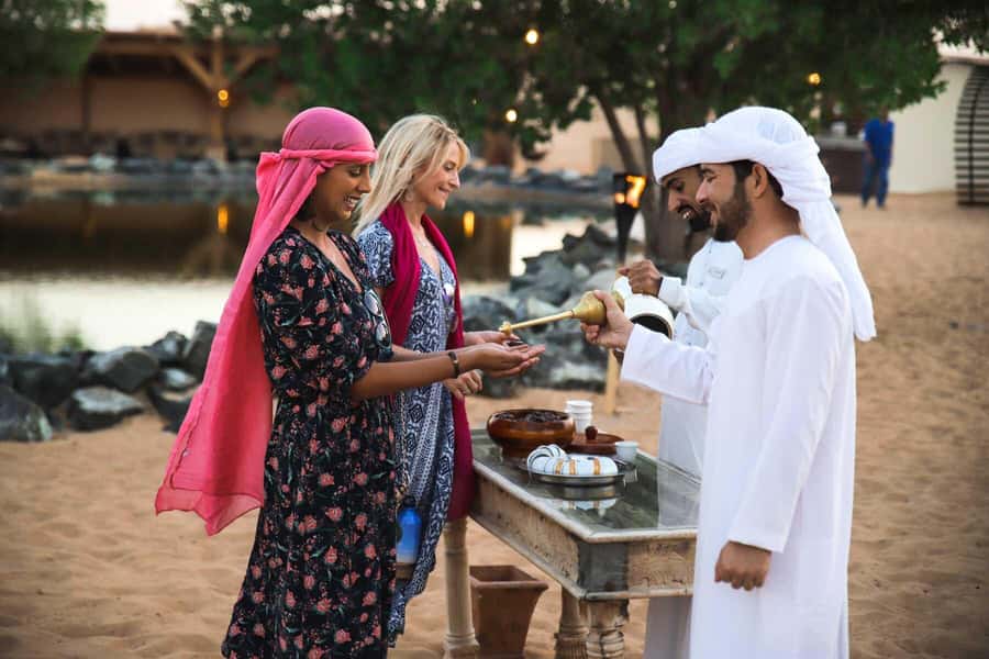 Dubai: Luxury Safari with Michelin-Curated 5-Course Dinner - Falconry with canapés as the sun drops