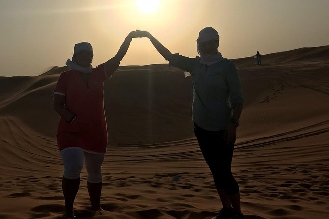 Dubai: Unique SUNSET 4WD Red Dunes Safari - Dinner at the Desert Camp