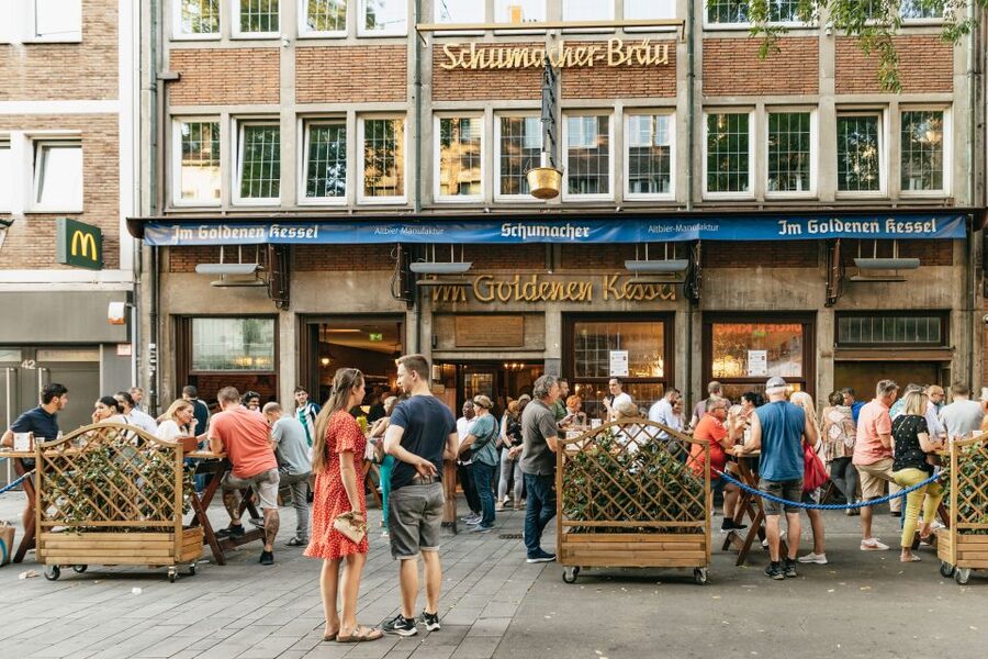Düsseldorf: Altbier-Safari Beer Walking Tour - Im Goldenen Kessel and Brauerei Schumacher
