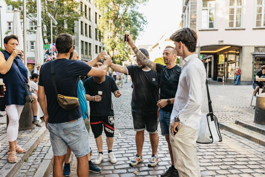 Düsseldorf: Altbier-Safari Beer Walking Tour - Zum Schlüssel and the value of a reserved table
