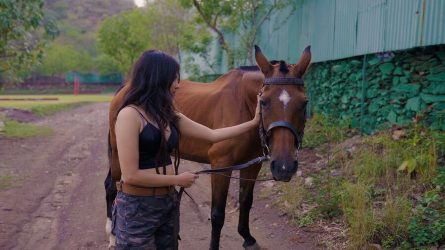 Equestrian Escape: Horse Safari Adventure - Taking riding lessons before the trail