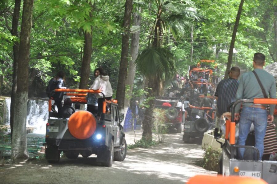 From Alanya: Jeep Safari Tour with Lunch at Dim River - Water fights between the jeeps