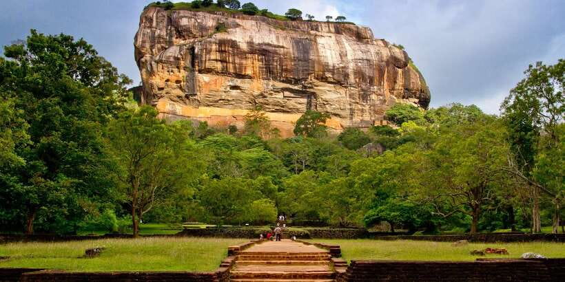 From Colombo: Sigiriya and Dambulla Day Trip with Safari - Sigiriya Lion Rock and the 1,250-step challenge