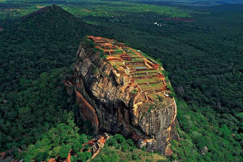 From Colombo: Sigiriya & Dambulla Day Tour with Safari - Sigiriya Rock requires stamina, water, and steady nerves