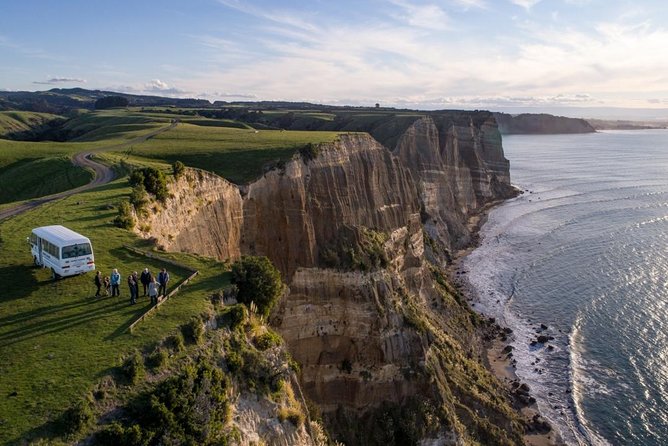 Gannet Safaris Overland tour to Cape Kidnappers Gannet Colony - The ride across Cape Kidnappers Station