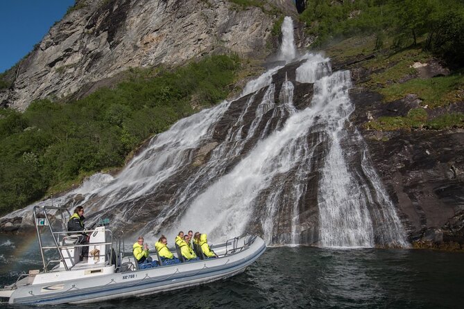 Geiranger: RIB Fjordsafari Geirangefjord - Mountain farms seen from the water