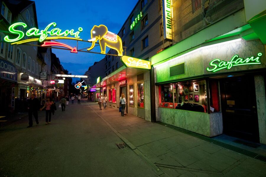 Hamburg: Safari tour in St. Pauli - A nightlife tour with a pub-crawl flavor
