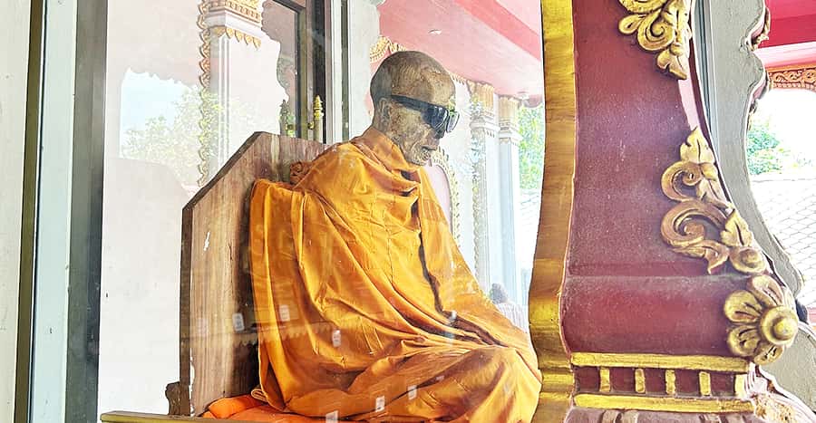 Jeep Tour Koh Samui Jungle Safari Full Day Adventure - Hin Ta and Hin Yai: quick photos with a local legend