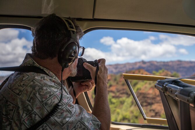 Kauai Deluxe Waterfall Safari: Helicopter Tour - Pilot commentary and the feel of the flight
