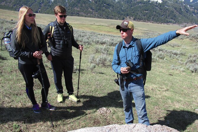 Lamar Valley: Safari Hiking Tour with Lunch - Lunch beside the Lamar River