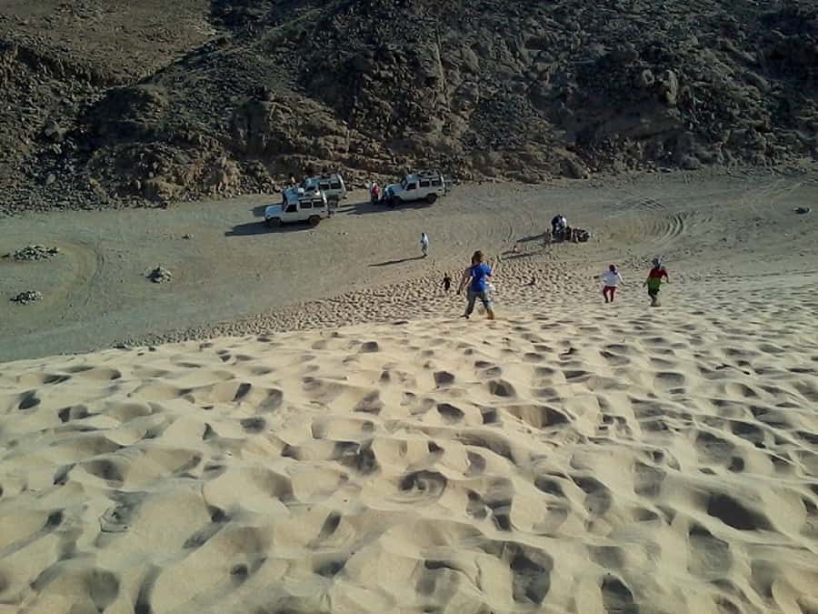Makadi Bay: Jeep Safari Adventure with Bedouin guide - Looking at the stars before returning