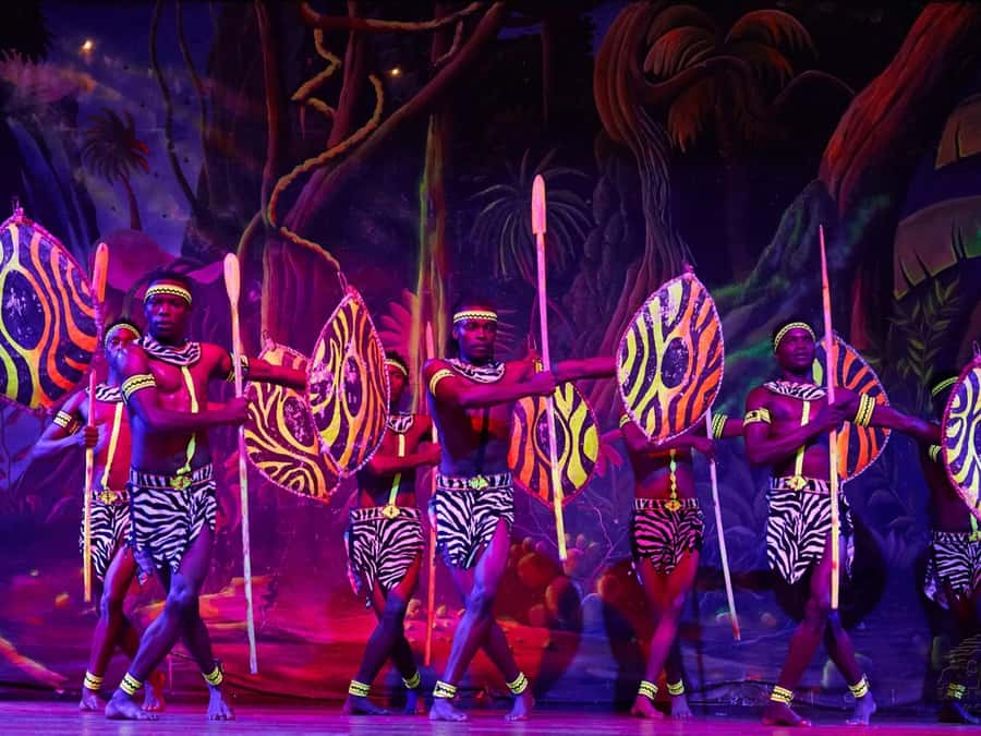Nairobi: Cabaret Show with Dinner at Safari Park Hotel - A Kenyan dinner before the curtain rises