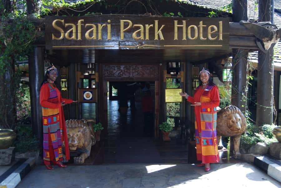 Nairobi: Cabaret Show with Dinner at Safari Park Hotel - Live music gives dinner its local character