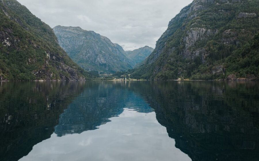 Øystese: Hardangerfjord RIB safari to the Fyksesund branch - A brief look at Kvamsøy