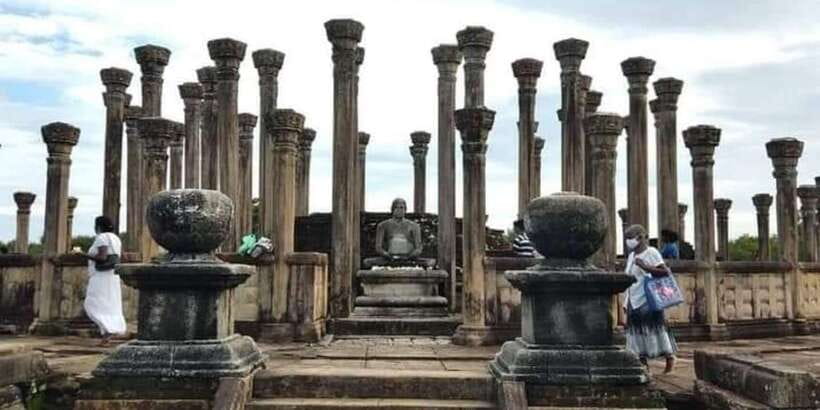 Polonnaruwa Day Tour With Minneriya NP Elephant Safari - Should you pay for the Polonnaruwa guide?