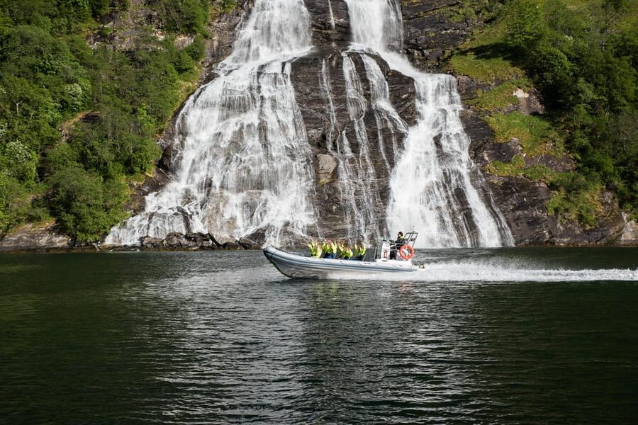 RIB Geiranger - Fjordsafari - Speed, spray, and the sightseeing boat effect